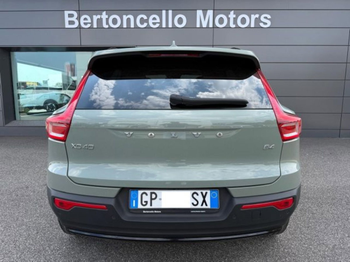 Volvo XC40 2.0 b4 Plus Dark auto (5)