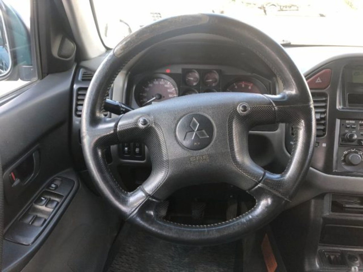 Mitsubishi Pajero 3.2 16V DI-D 5p. GLX (13)