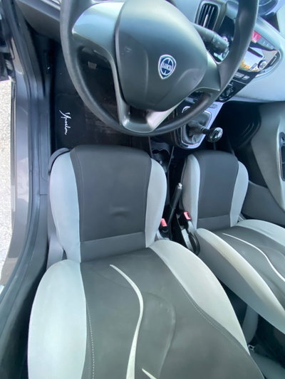 Lancia Ypsilon 1.3 MJT 16V 95 CV 5 porte S&S Silver (9)