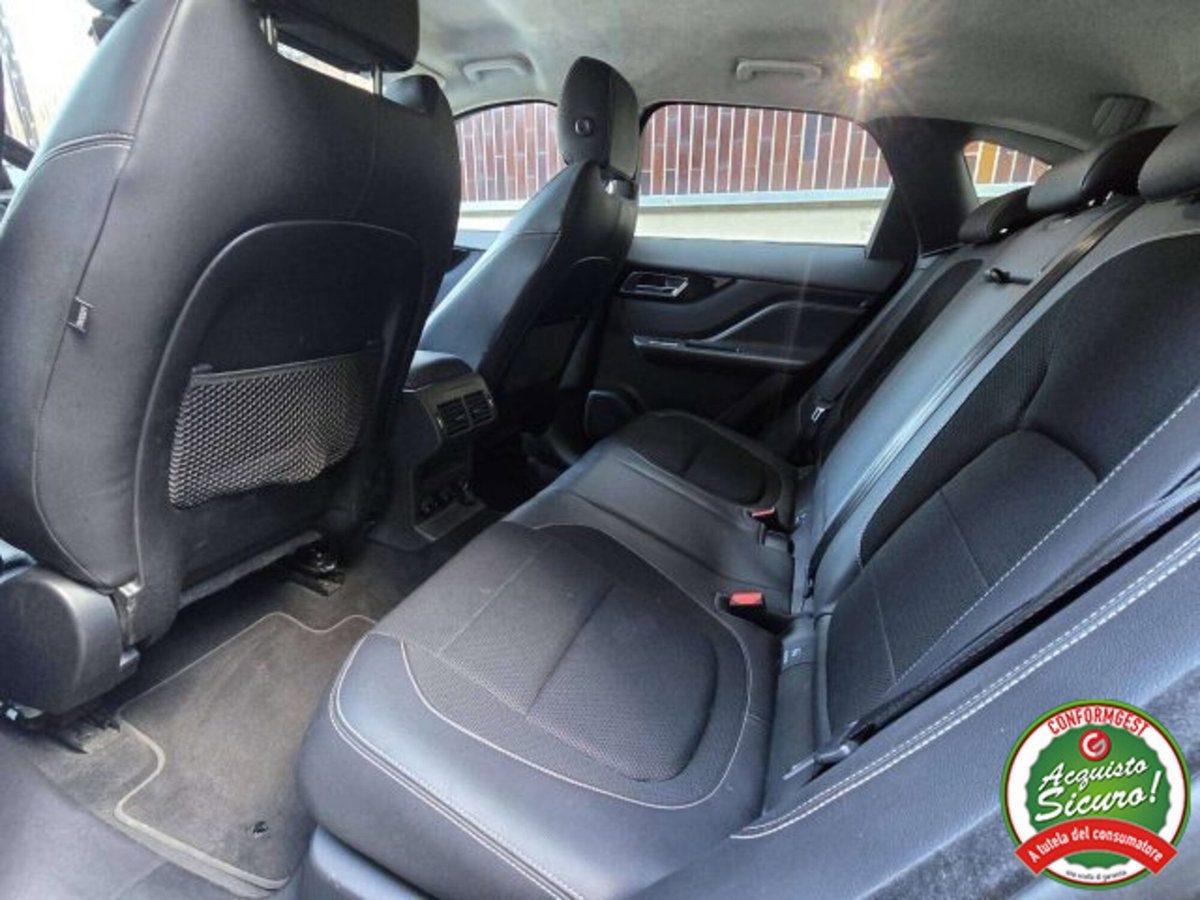 Jaguar F-Pace 3.0 D V6 300 CV AWD aut. R-Sport (7)