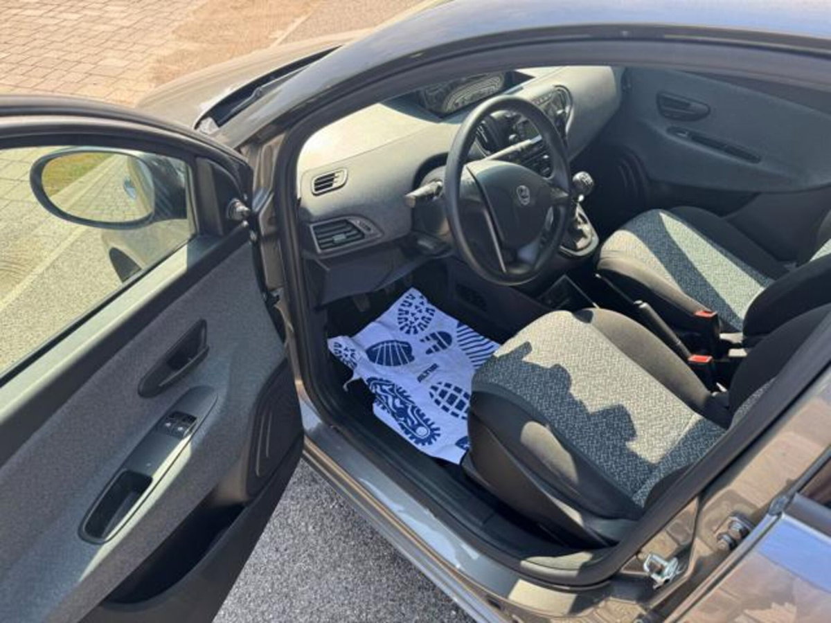 Lancia Ypsilon 1.0 FireFly 5 porte S&S Hybrid Silver Plus (10)