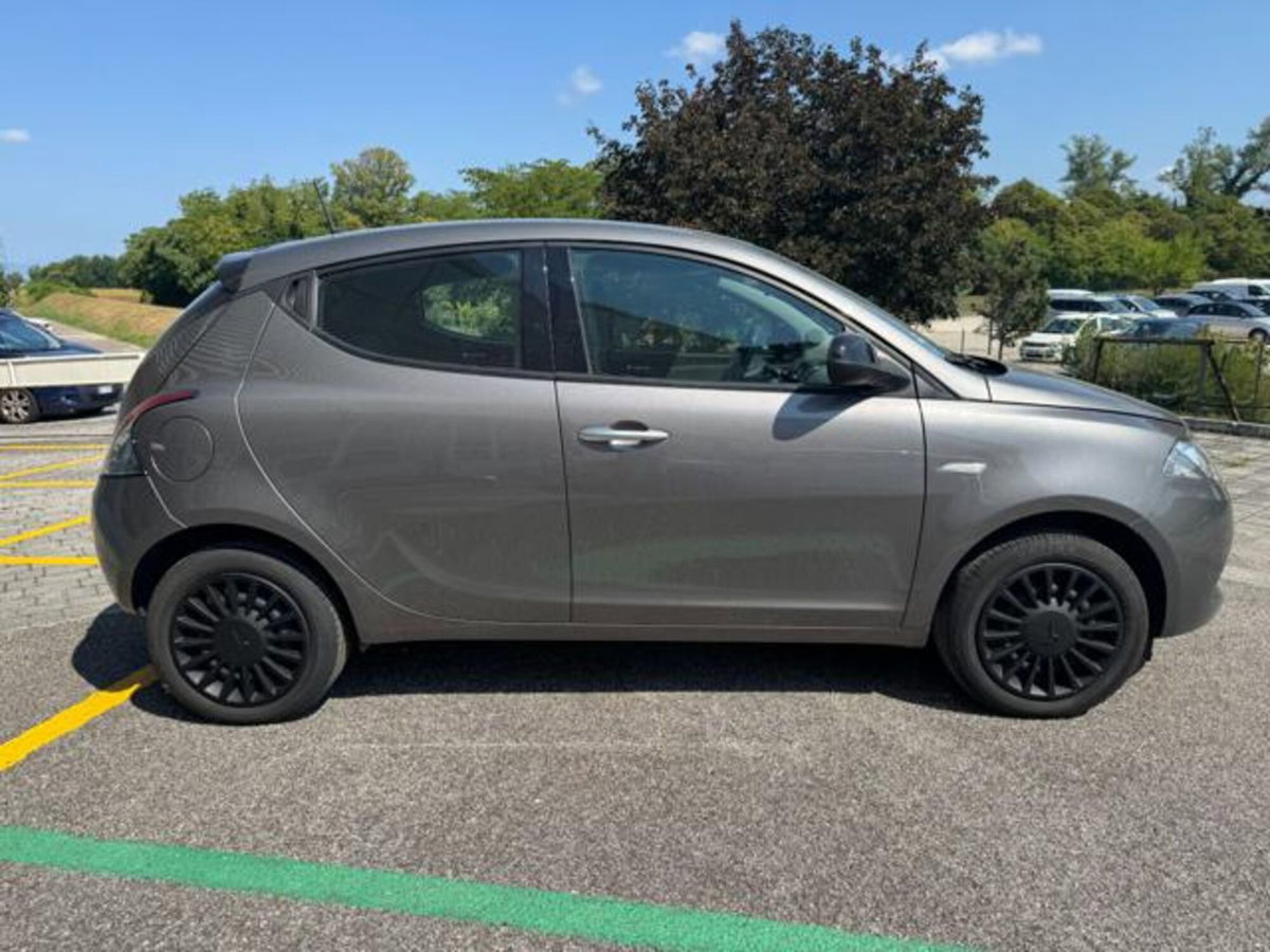 Lancia Ypsilon 1.0 FireFly 5 porte S&S Hybrid Silver Plus (8)
