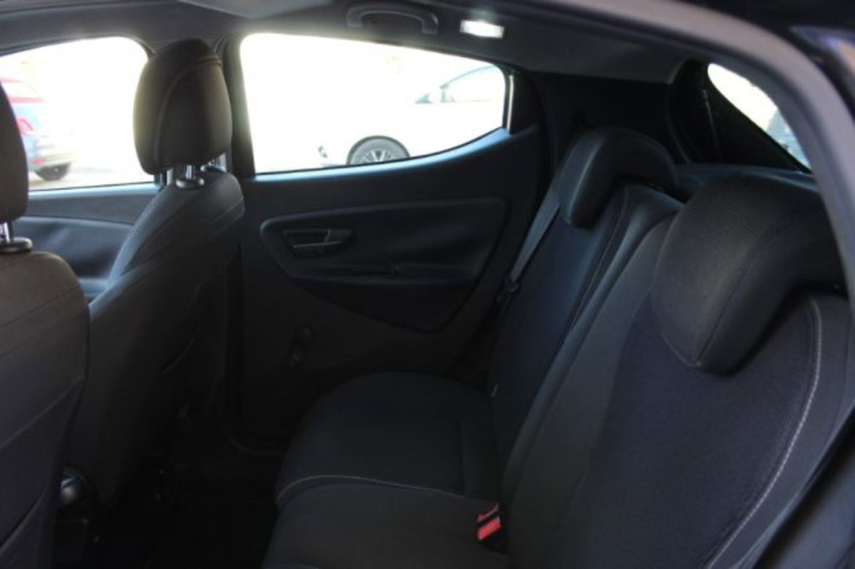 Lancia Ypsilon 1.3 MJT 16V 95 CV 5 porte S&S S Momodesign (7)