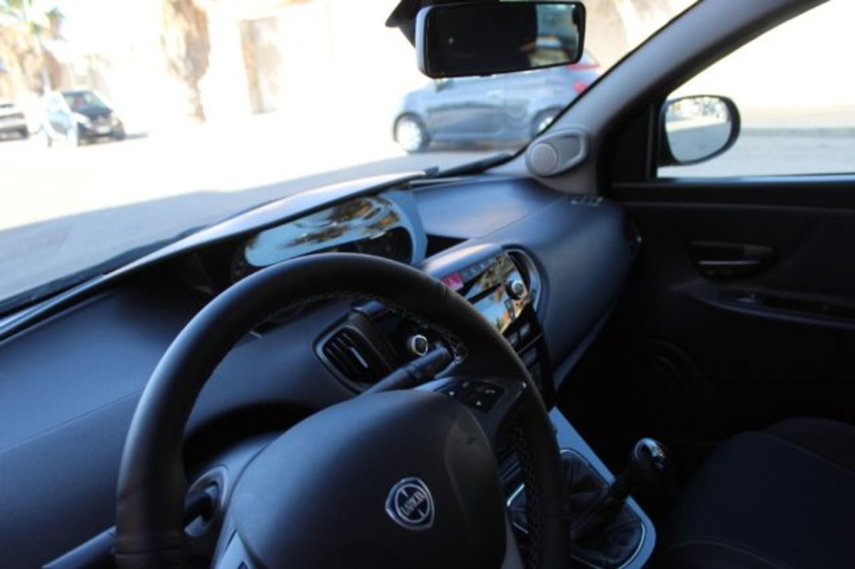 Lancia Ypsilon 1.3 MJT 16V 95 CV 5 porte S&S S Momodesign (8)