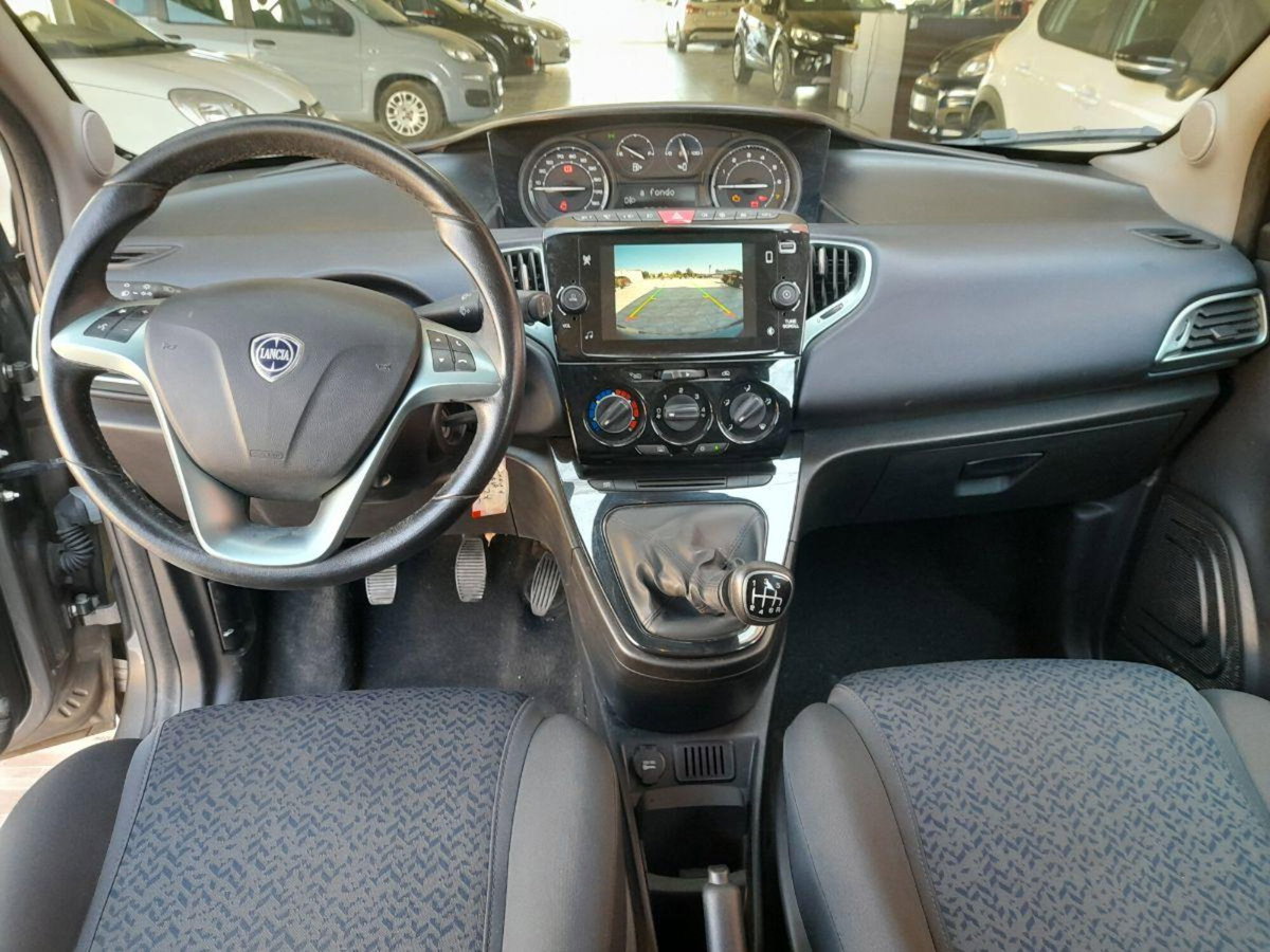Lancia Ypsilon 1.0 FireFly 5 porte S&S Hybrid Gold Plus (9)