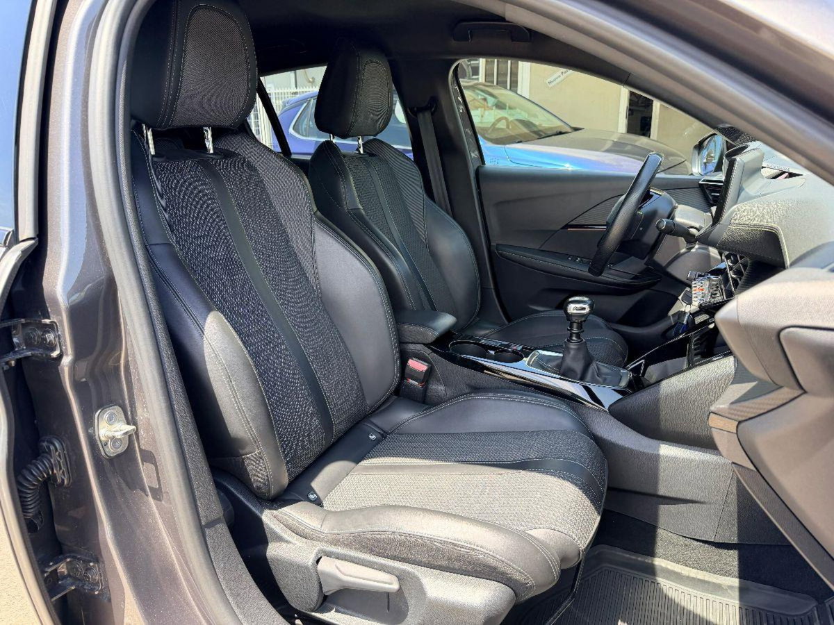 Peugeot 208 100 5 porte GT Line (12)