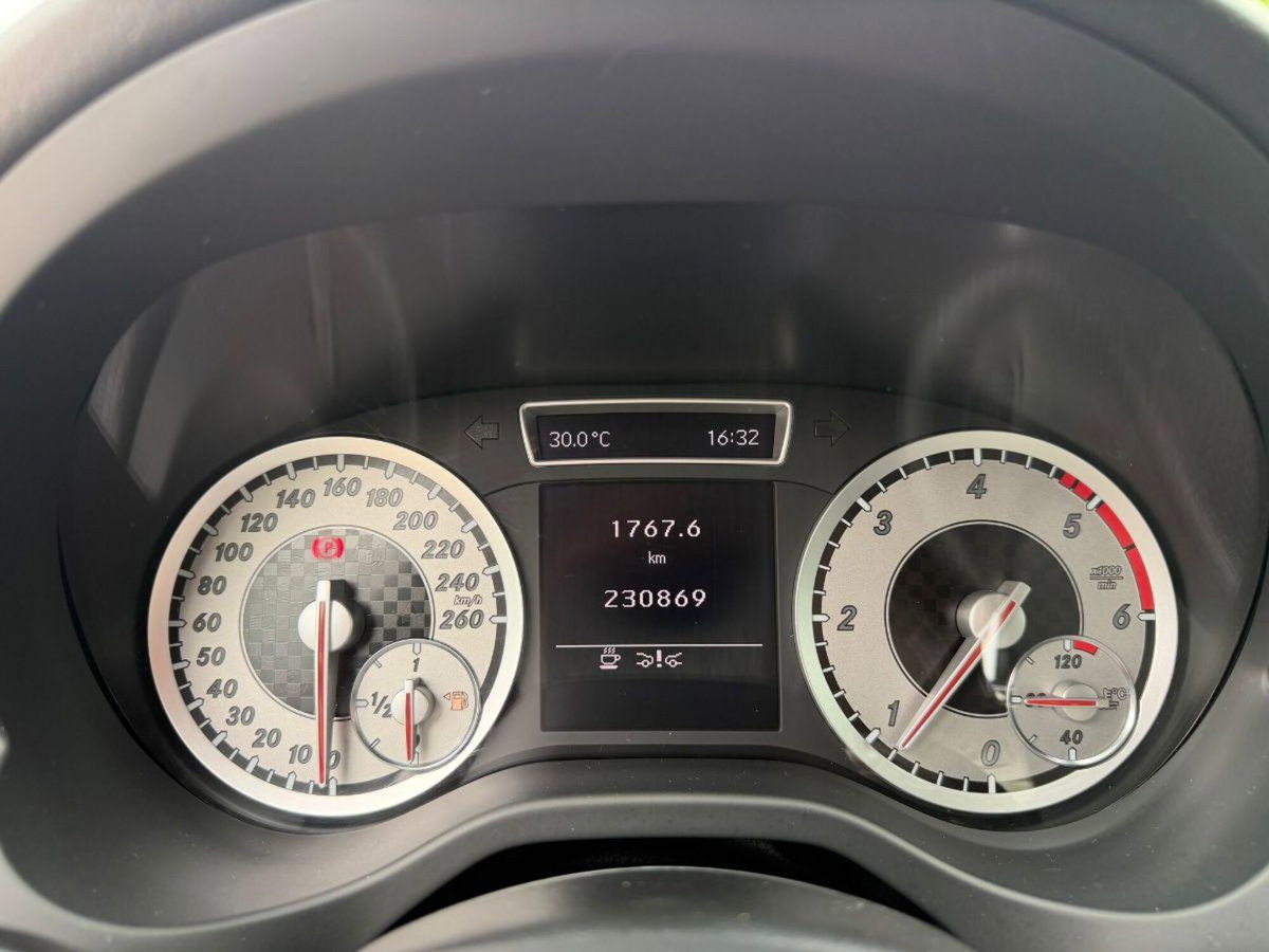 Mercedes-Benz Classe A 180 CDI Premium (14)