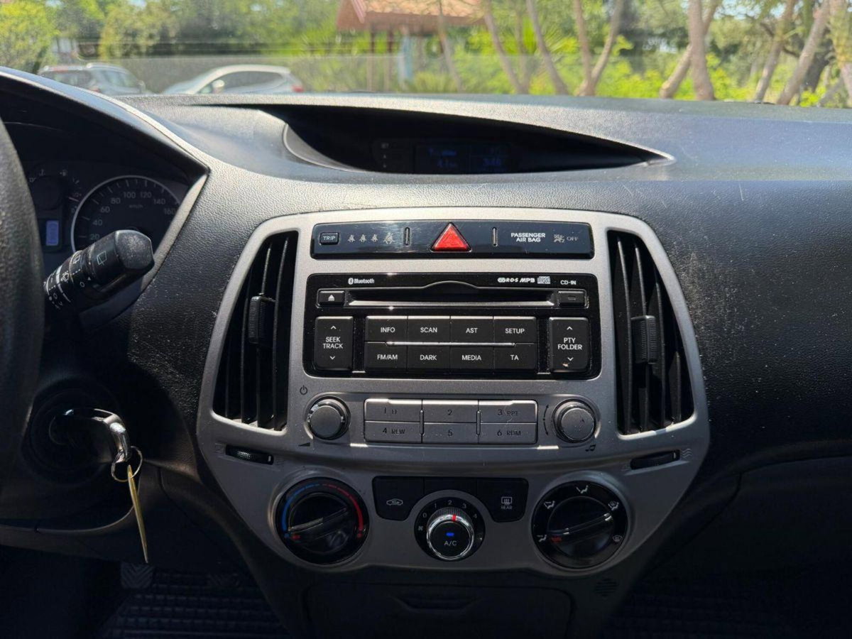 Hyundai i20 1.1 CRDi 5p. Sound Edition (13)