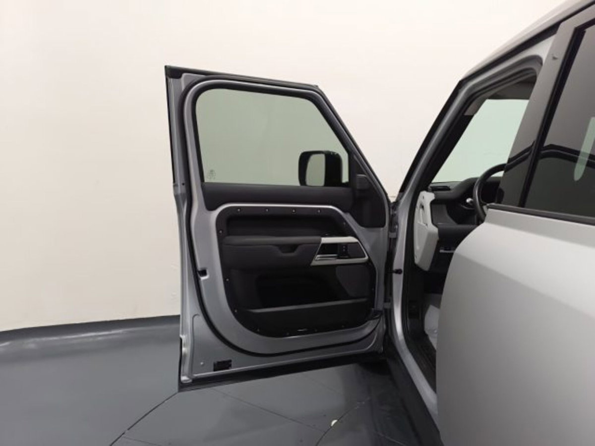 Land Rover Defender 110 2.0 SD4 240CV AWD Auto (8)