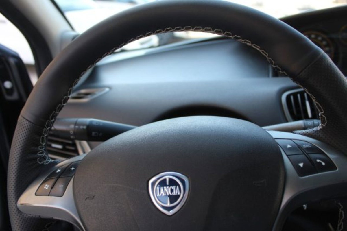 Lancia Ypsilon 1.3 MJT 16V 95 CV 5 porte S&S S Momodesign (12)