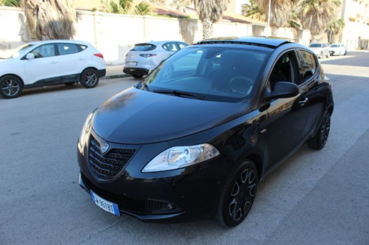 Lancia Ypsilon 1.3 MJT 16V 95 CV 5 porte S&S S Momodesign (2)