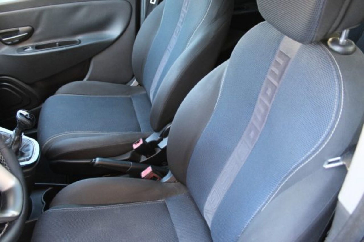 Lancia Ypsilon 1.3 MJT 16V 95 CV 5 porte S&S S Momodesign (9)