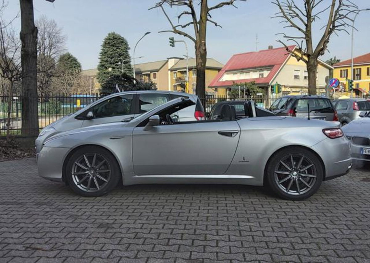 Alfa Romeo Spider 2.2 JTS (2)