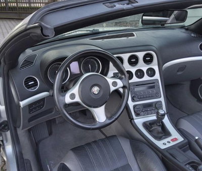Alfa Romeo Spider 2.2 JTS (6)