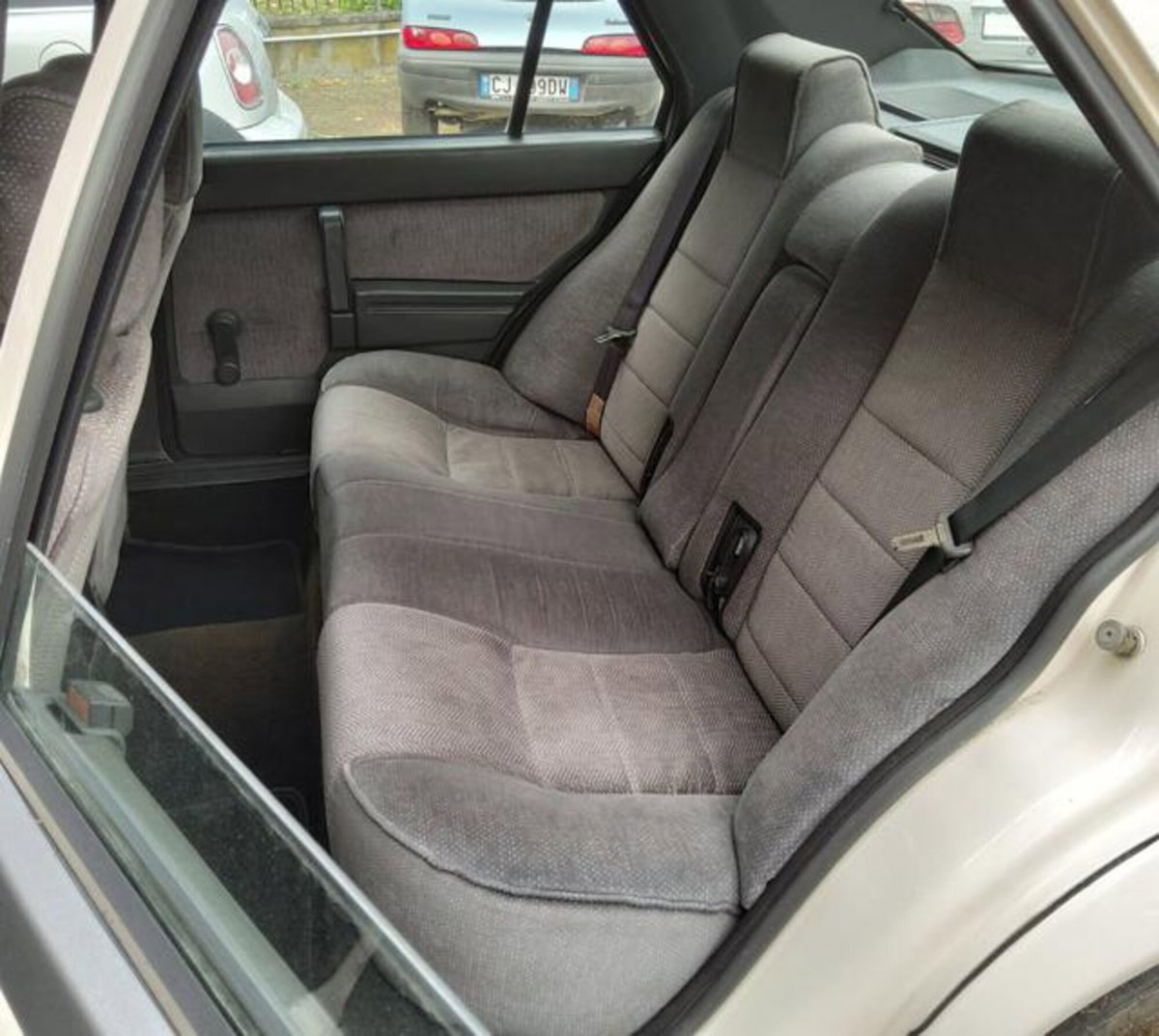Alfa Romeo 75 2.0i Twin Spark (9)