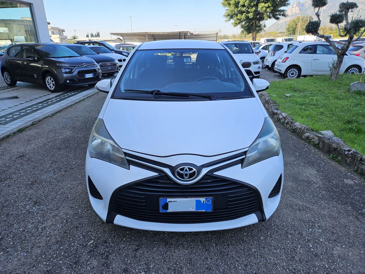 Toyota Yaris 1.D-4D 5 porte Lounge (2)