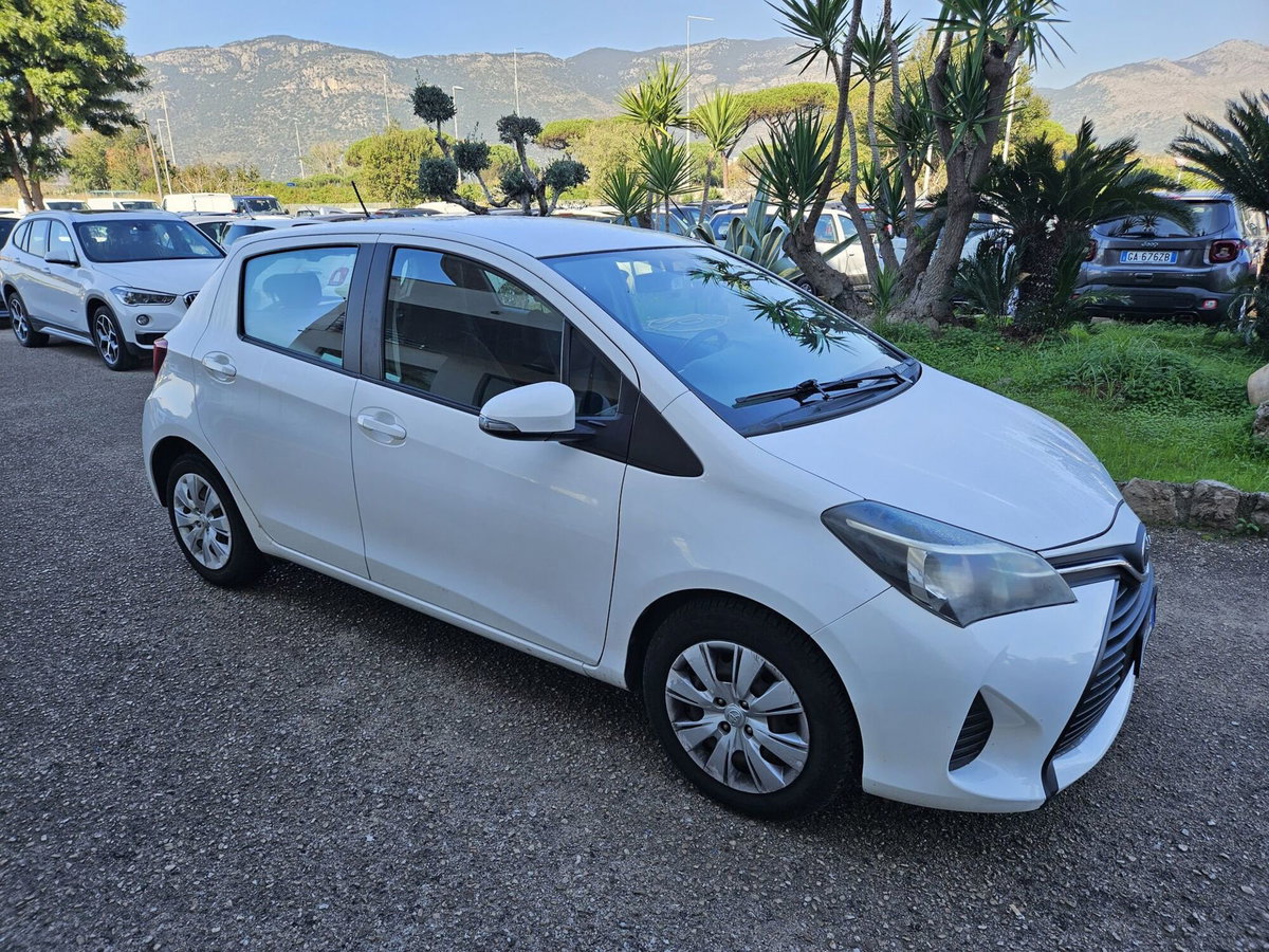 Toyota Yaris 1.D-4D 5 porte Lounge (3)