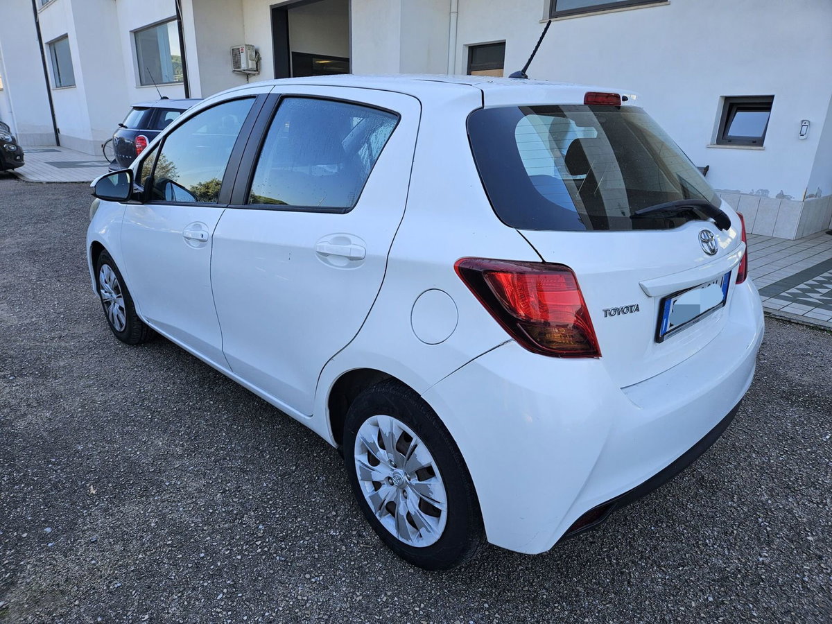 Toyota Yaris 1.D-4D 5 porte Lounge (4)