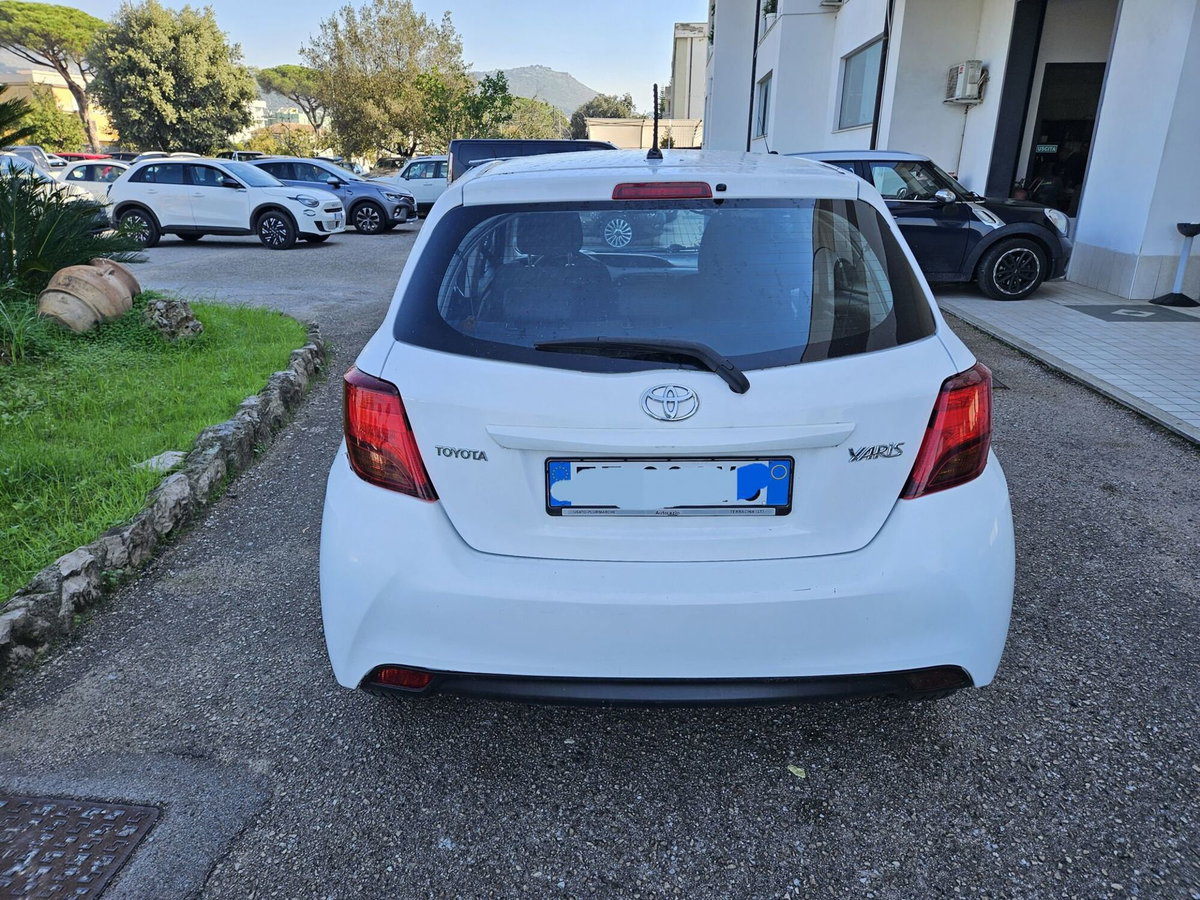 Toyota Yaris 1.D-4D 5 porte Lounge (5)