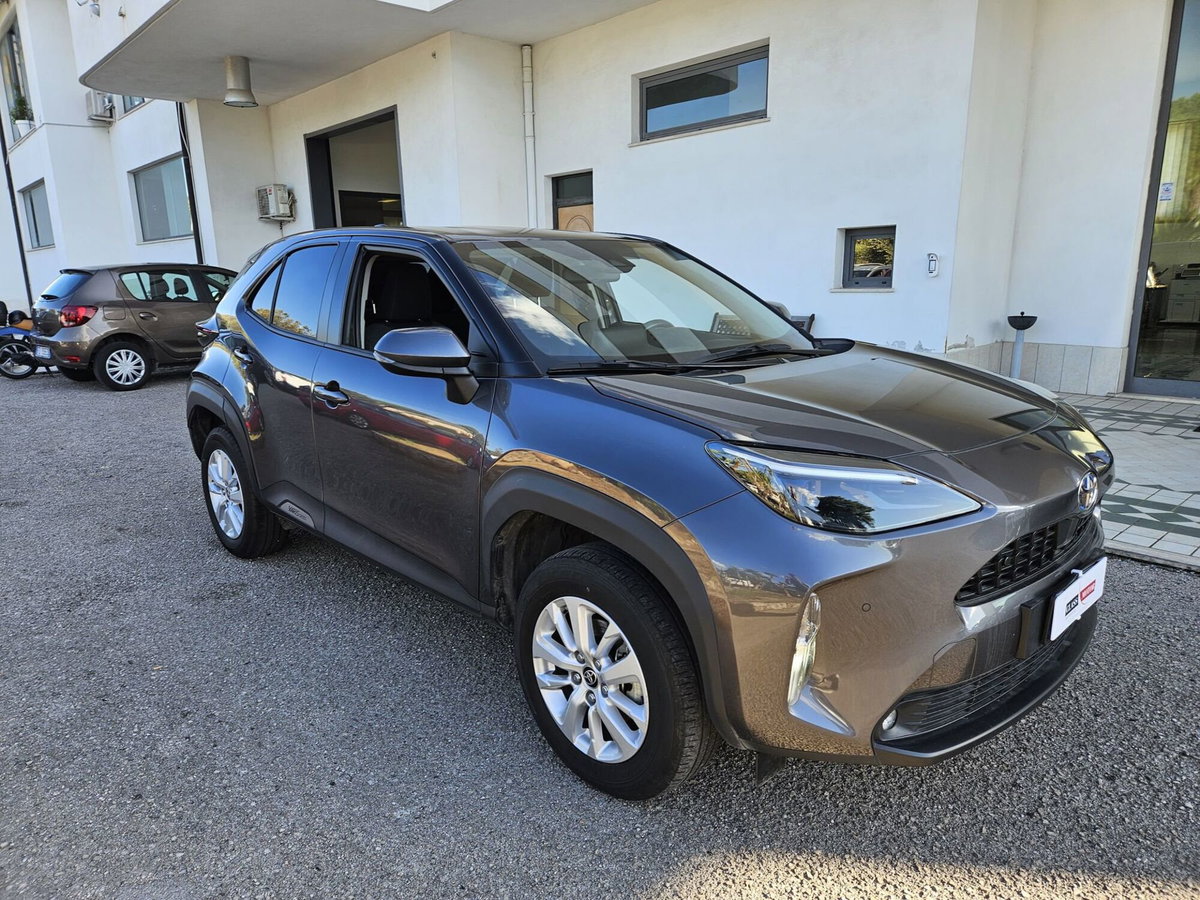 Toyota Yaris Cross 1.5 Hybrid 5p. E-CVT AWD-i Premiere (3)