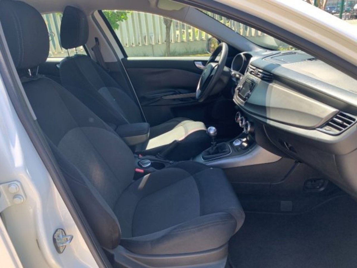Alfa Romeo Giulietta 1.6 JTDm-2 Exclusive (12)