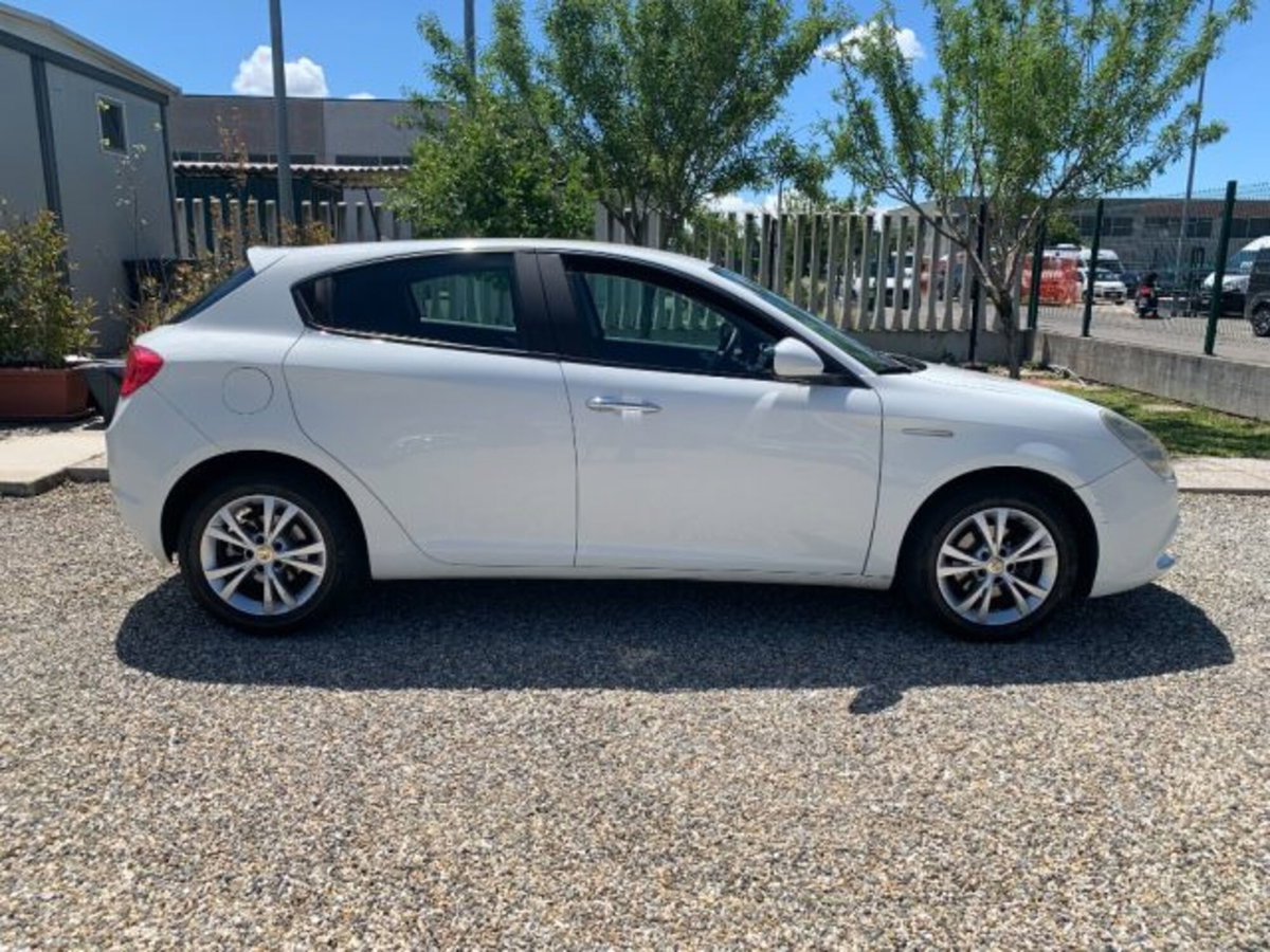 Alfa Romeo Giulietta 1.6 JTDm-2 Exclusive (4)
