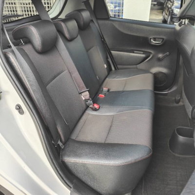 Toyota Yaris 1.3 5 porte Lounge (5)
