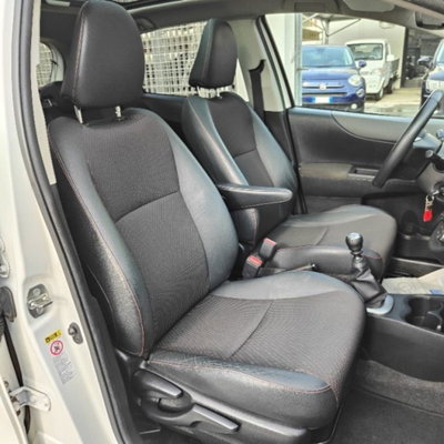 Toyota Yaris 1.3 5 porte Lounge (6)
