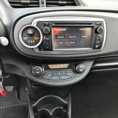 Toyota Yaris 1.3 5 porte Lounge (8)