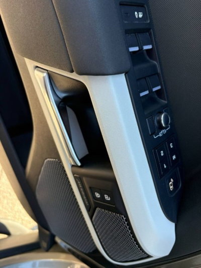 Land Rover Defender 110 3.0d i6 mhev X-Dynamic SE awd 200cv auto (18)