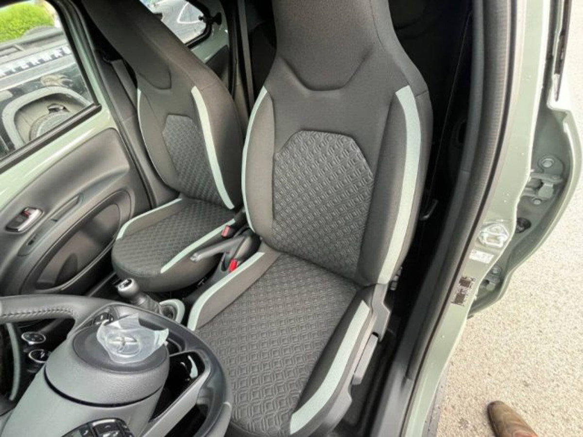 Toyota Aygo X 1.0 VVT-i 72 CV 5 porte Limited Air (9)