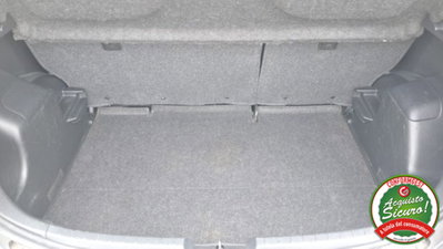 Toyota Yaris 1.0 5 porte Active (8)