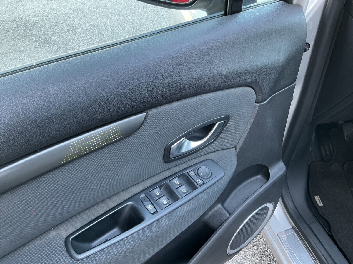 Renault Scenic E-Tech Electric 1.5 dCi 110CV Luxe (8)