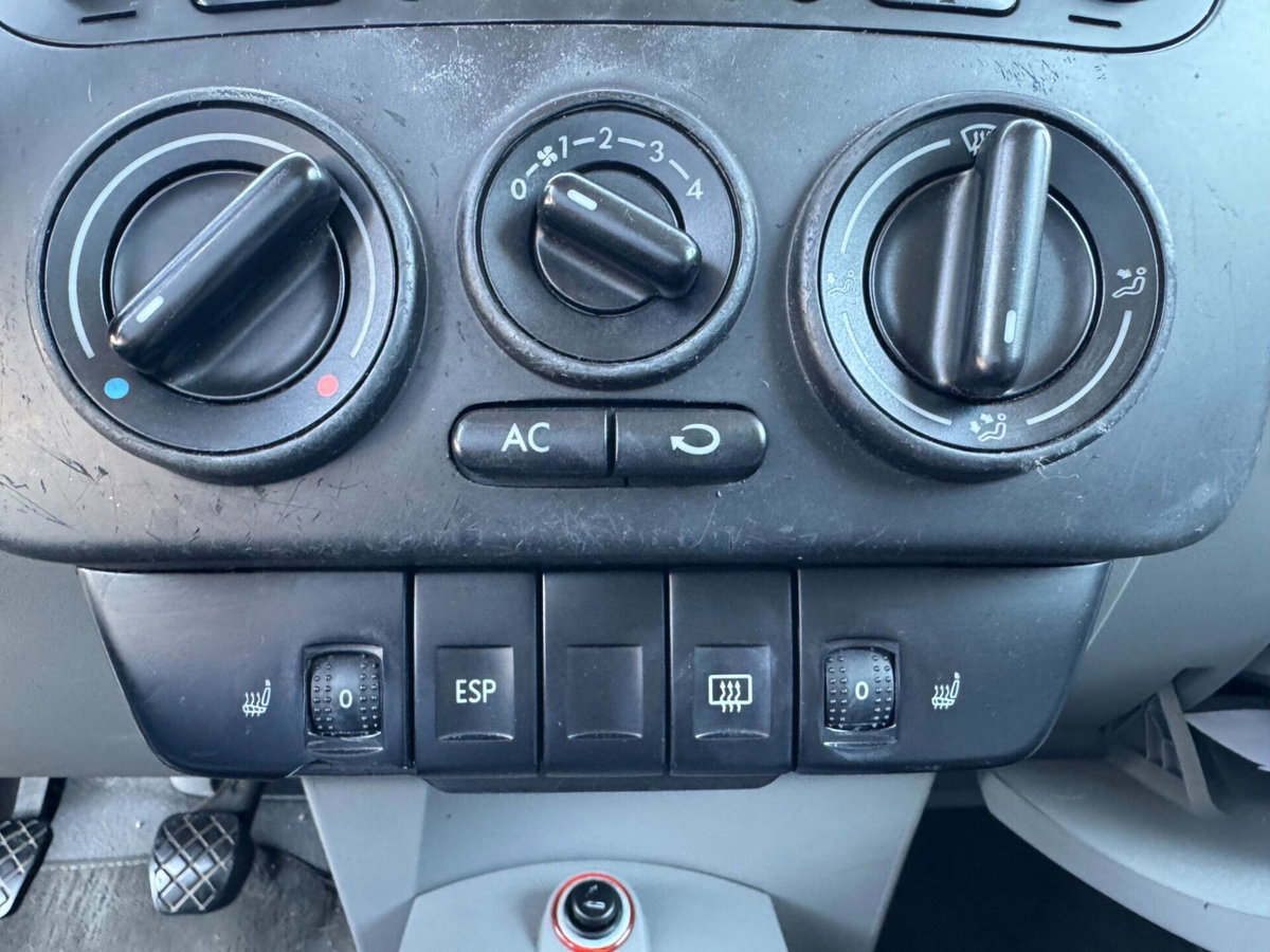 Volkswagen New Beetle 1.6 (12)