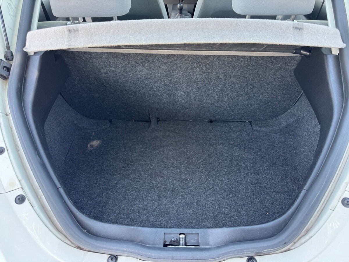 Volkswagen New Beetle 1.6 (15)