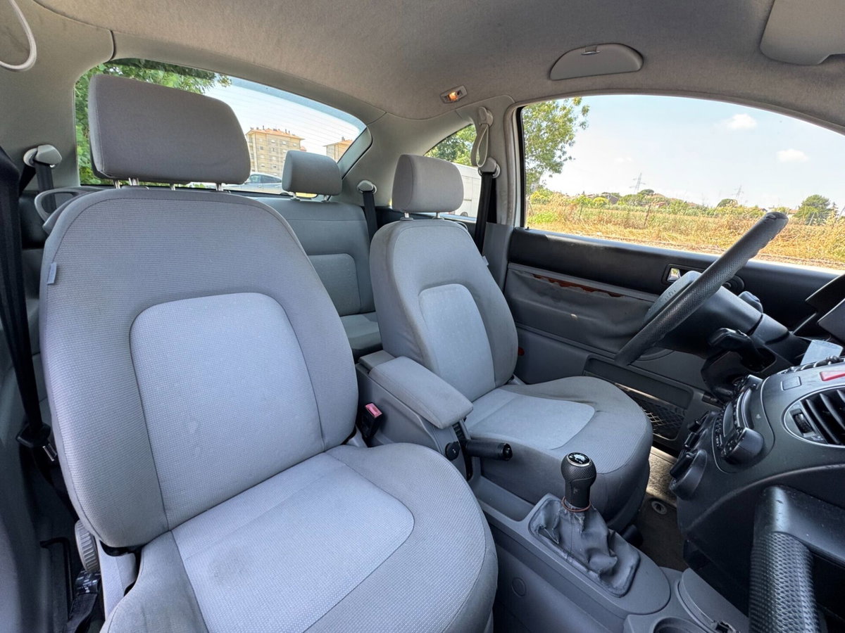 Volkswagen New Beetle 1.6 (8)