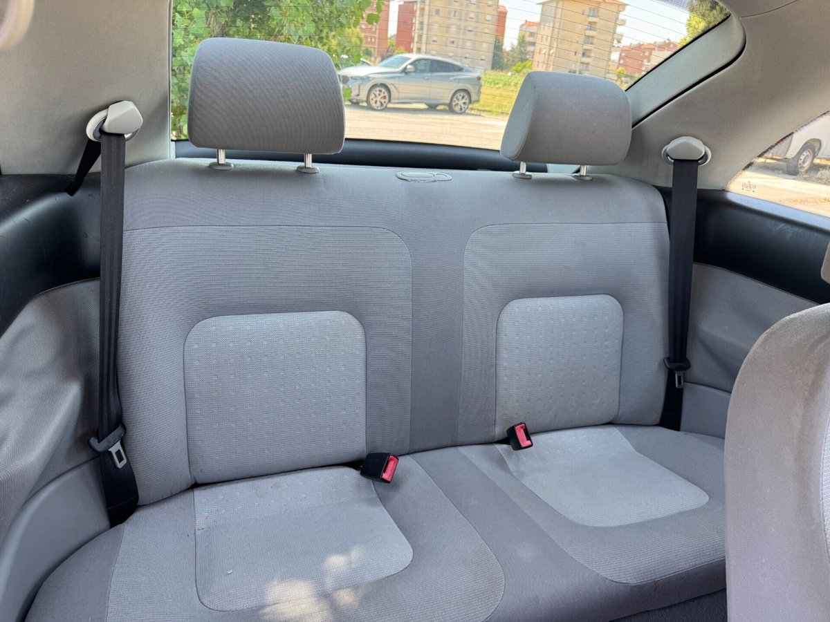 Volkswagen New Beetle 1.6 (9)