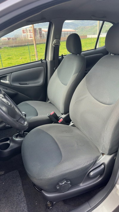 Toyota Yaris D-4D cat 5 porte (7)