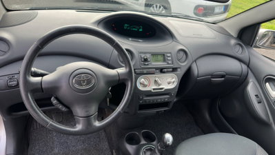 Toyota Yaris D-4D cat 5 porte (9)
