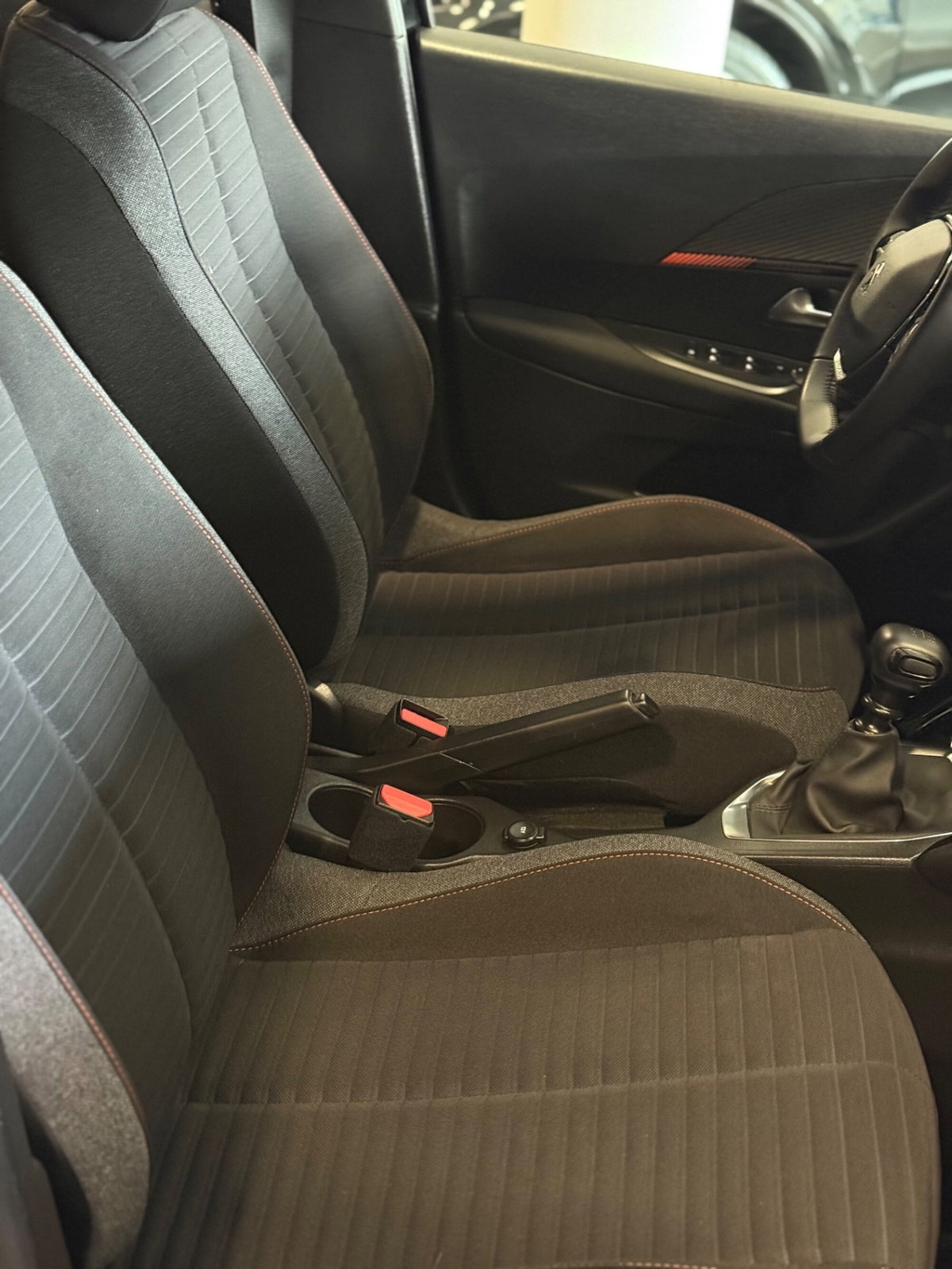 Peugeot 2008 1.2 turbo Allure 100cv (12)