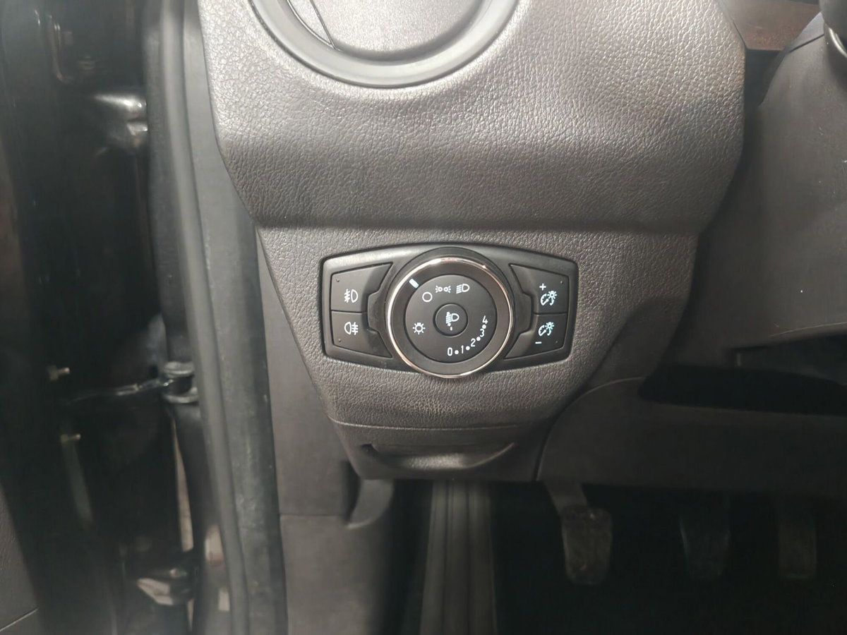Ford Tourneo Courier 1.5 TDCI 95 CV Titanium (13)