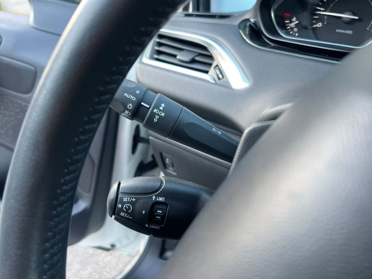 Peugeot 208 82 5 porte Allure (12)