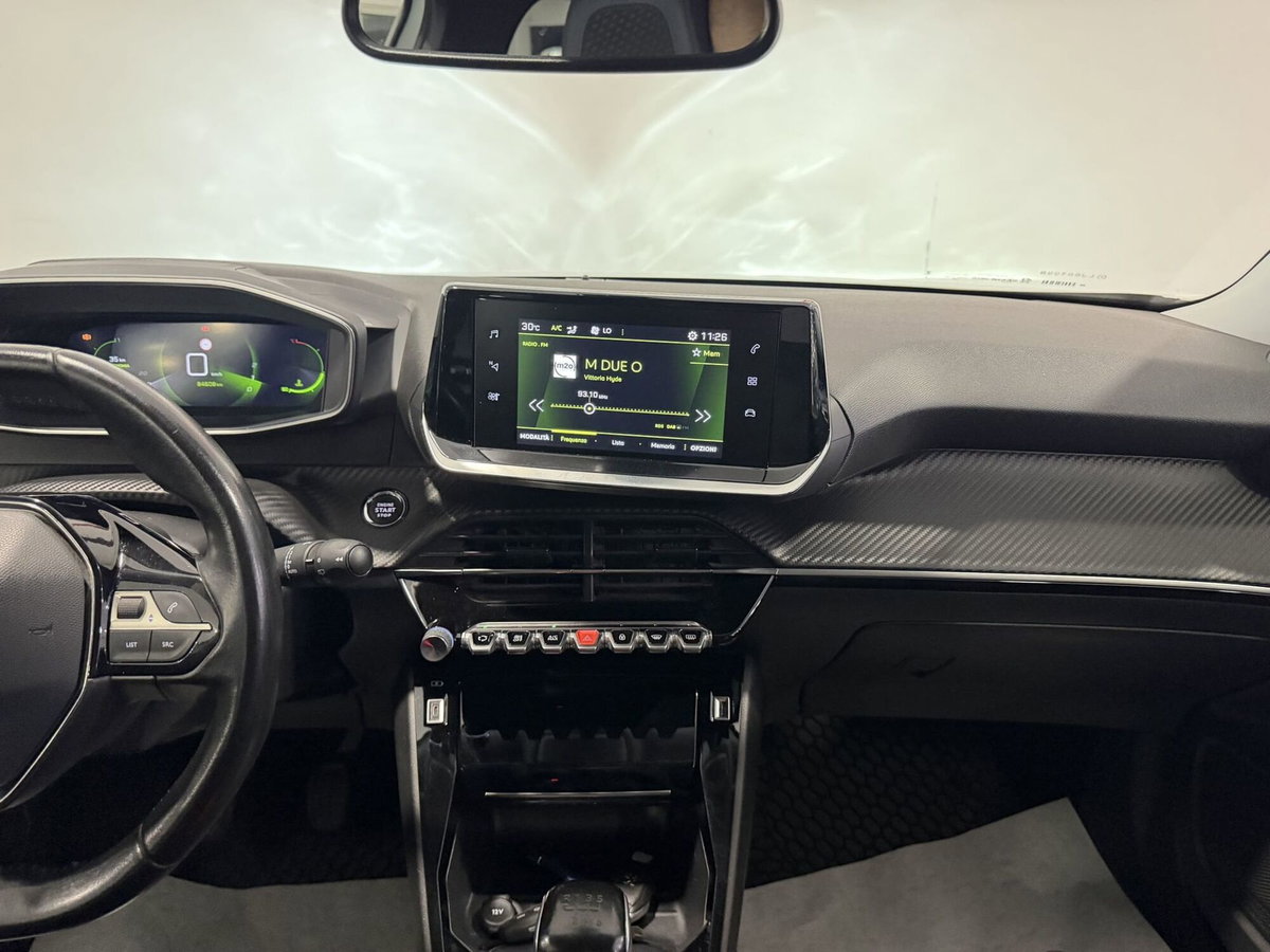 Peugeot 2008 PureTech 100 S&S Allure Navi Pack (12)