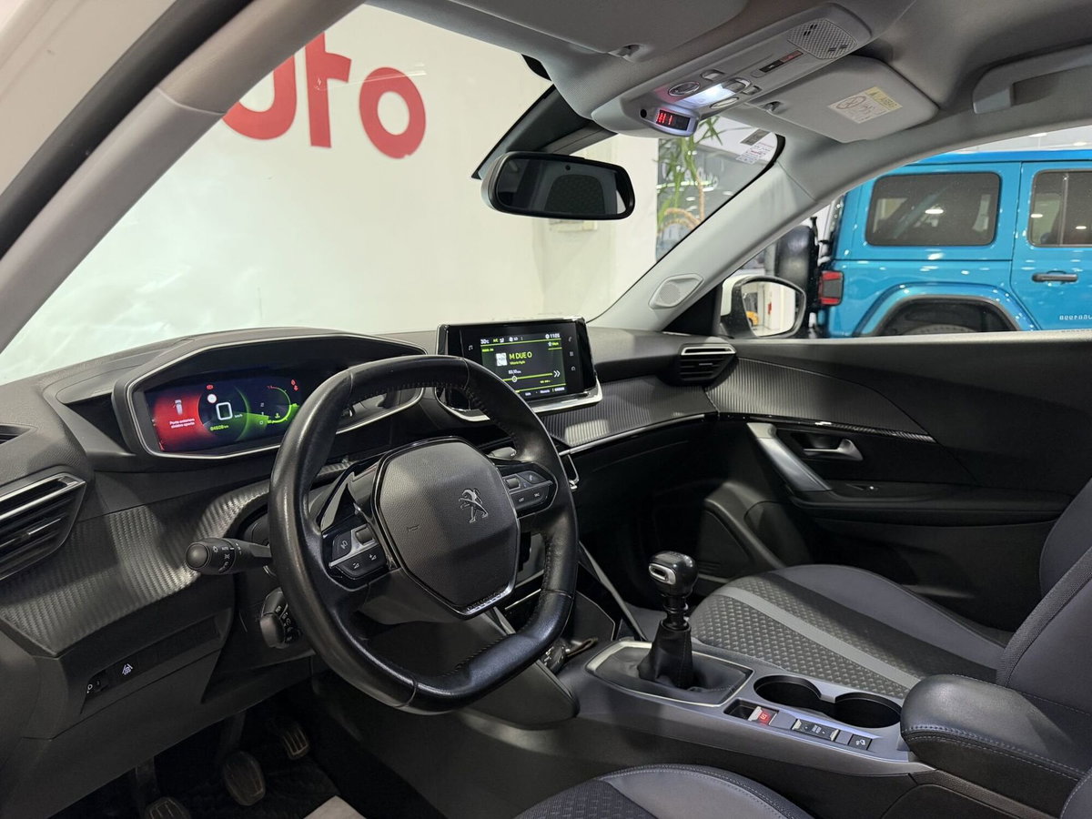 Peugeot 2008 PureTech 100 S&S Allure Navi Pack (13)