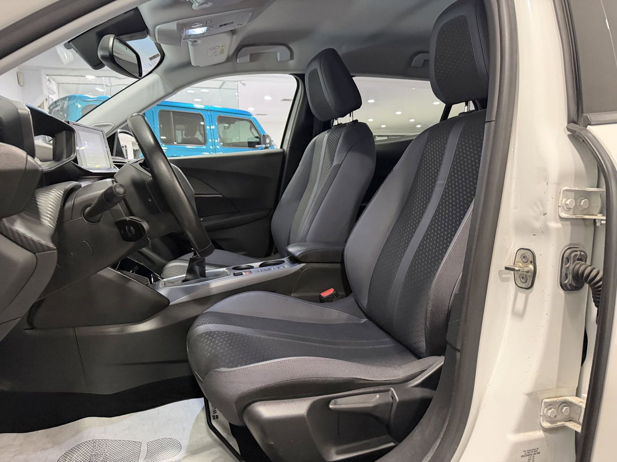Peugeot 2008 PureTech 100 S&S Allure Navi Pack (14)