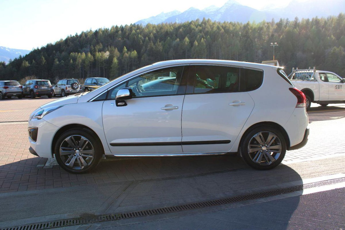 Peugeot 3008 HYbrid4 (7)