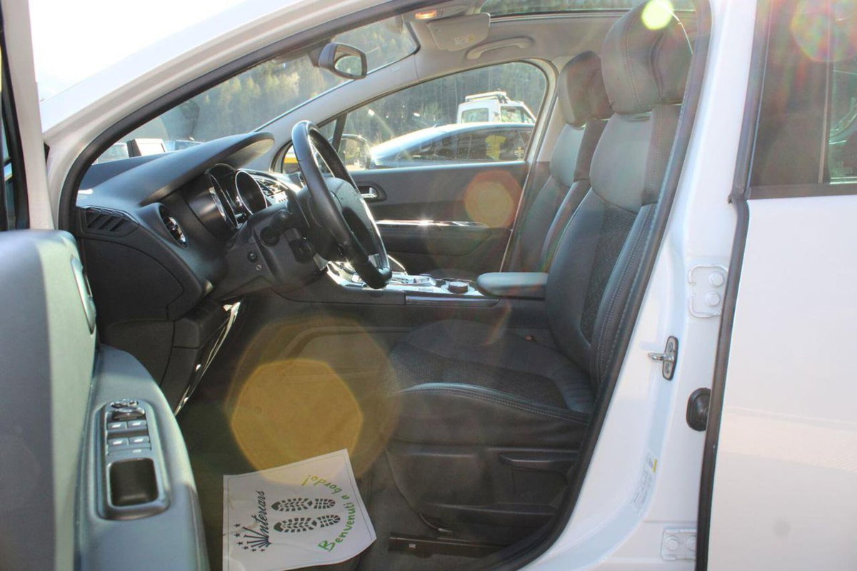 Peugeot 3008 HYbrid4 (9)