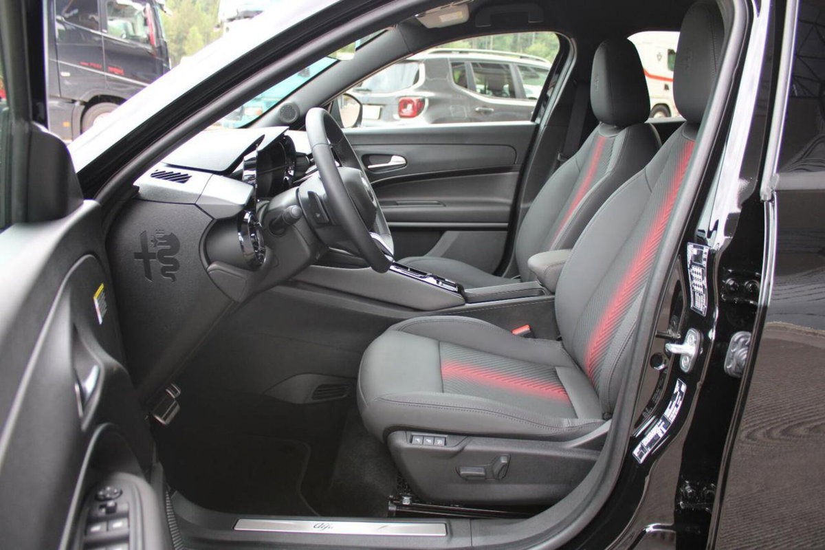 Alfa Romeo Junior 1.2 ibrida Speciale 145cv edct6 (11)