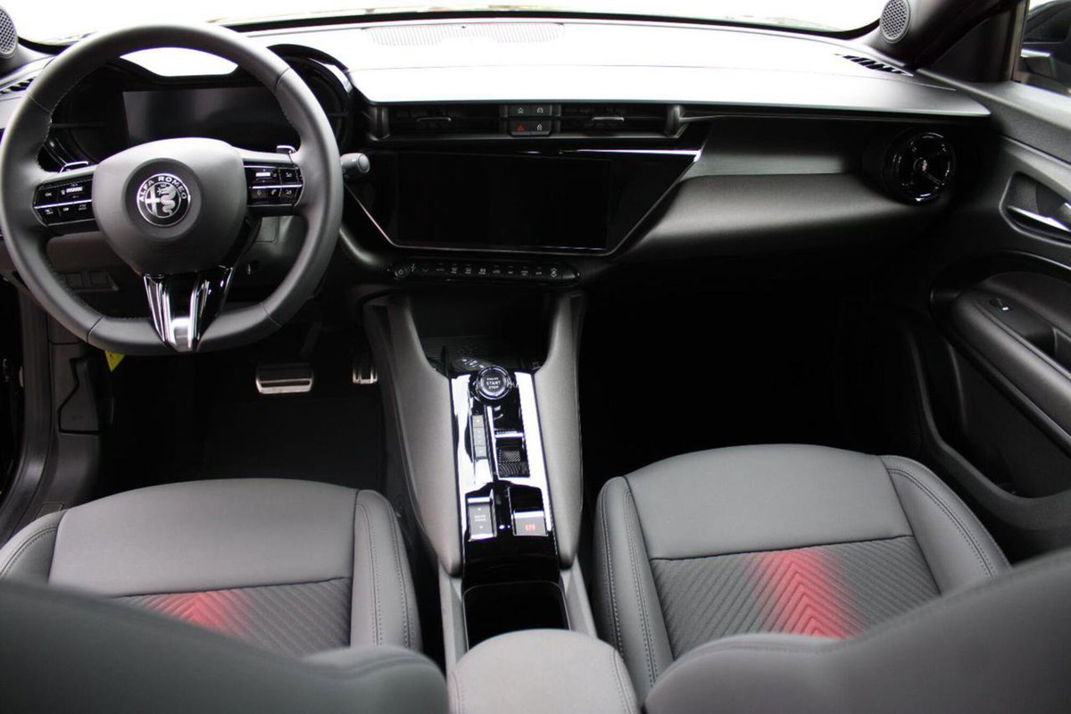 Alfa Romeo Junior 1.2 ibrida Speciale 145cv edct6 (15)
