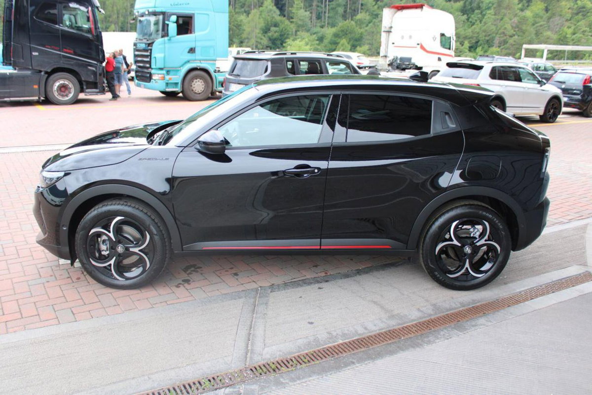 Alfa Romeo Junior 1.2 ibrida Speciale 145cv edct6 (8)